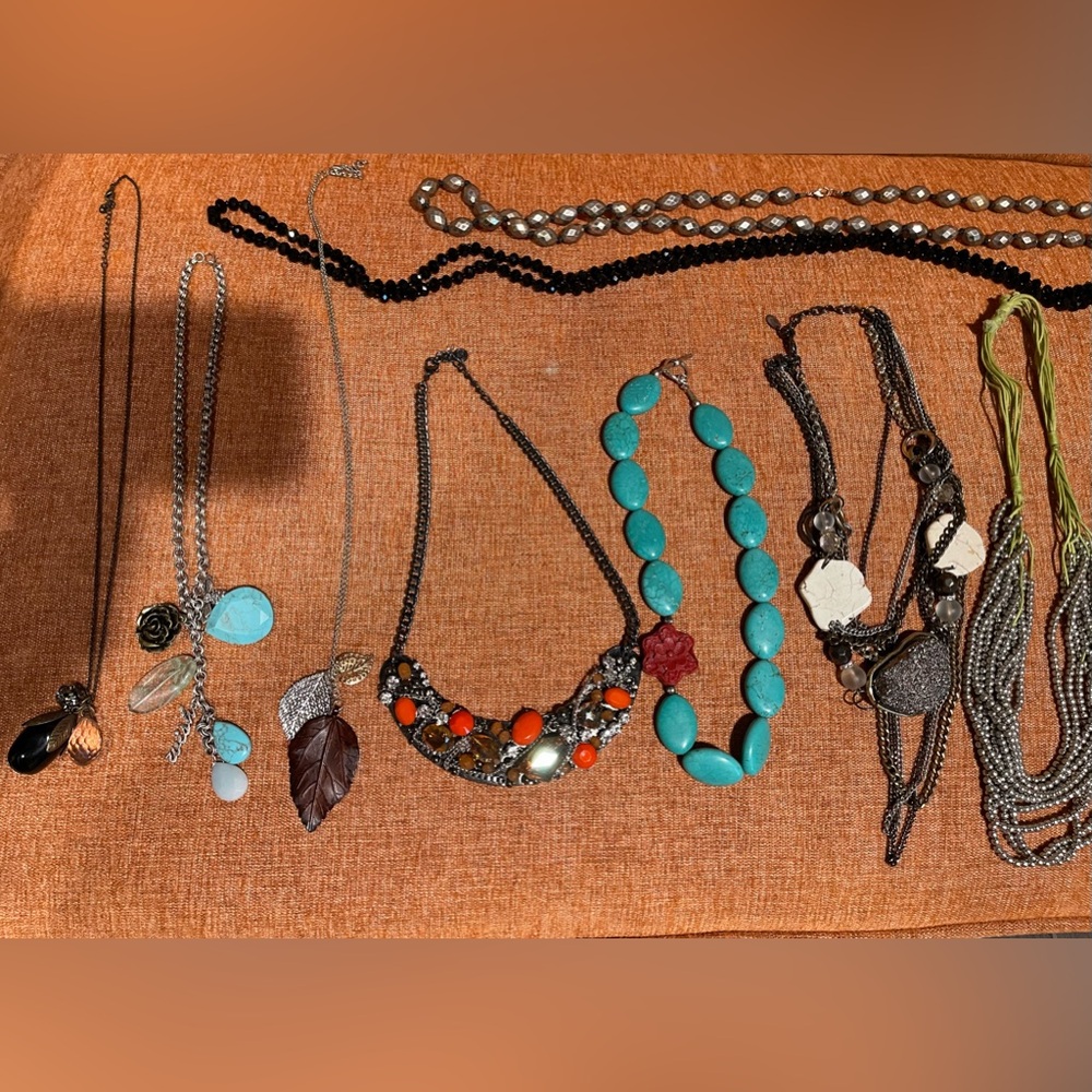 Lot/bundle of 13 necklaces.